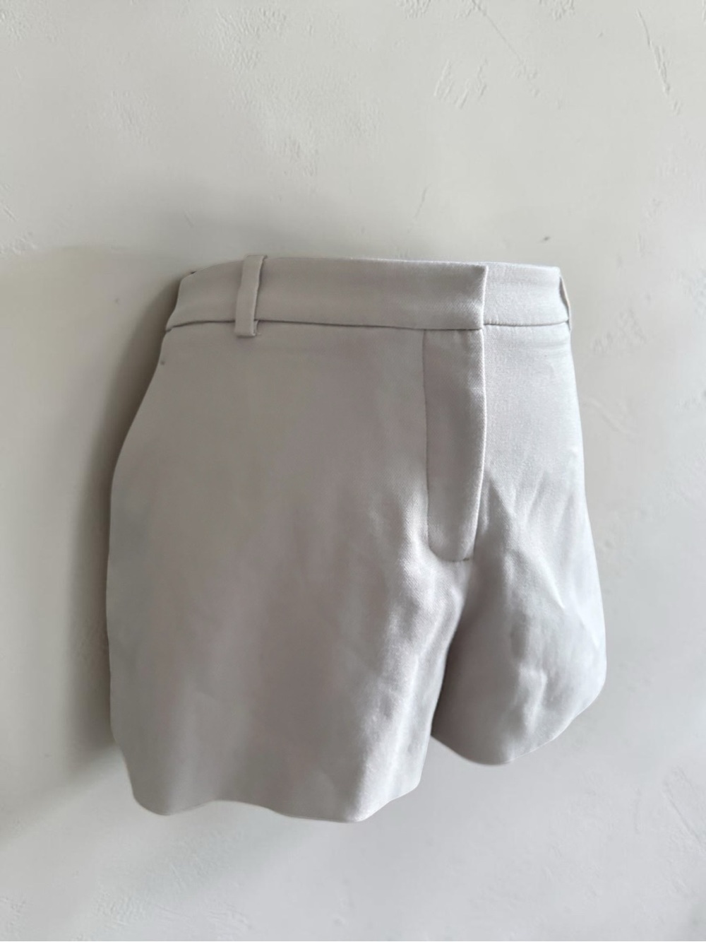 Abercrombie & Fitchburg Low Rise Micro Tailored Cream Short - Picture 4 of 11